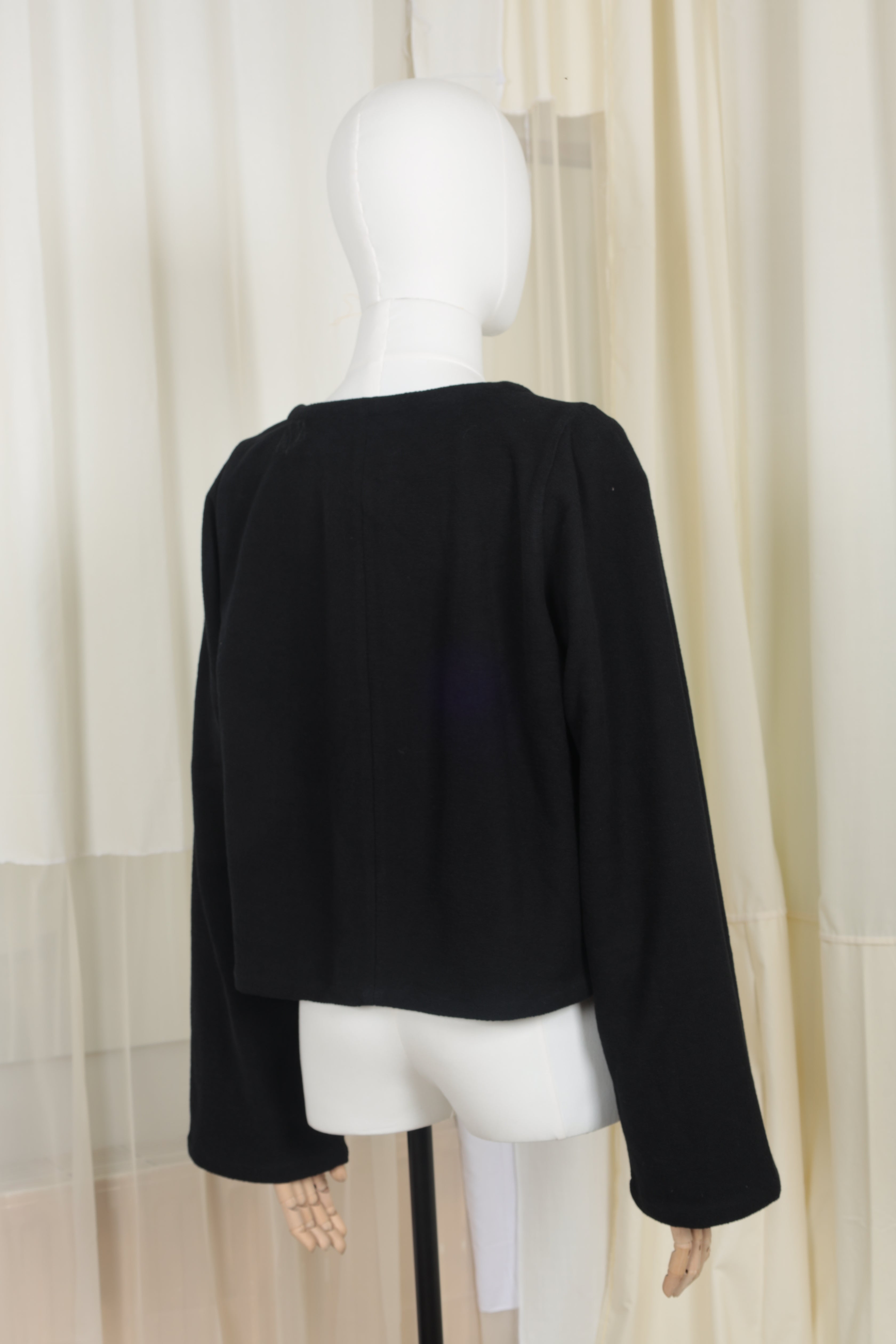 JULIET zwarte sweaterstof met lusjes