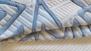 material:witte tijk met hoekenpatroon in blauwen:0