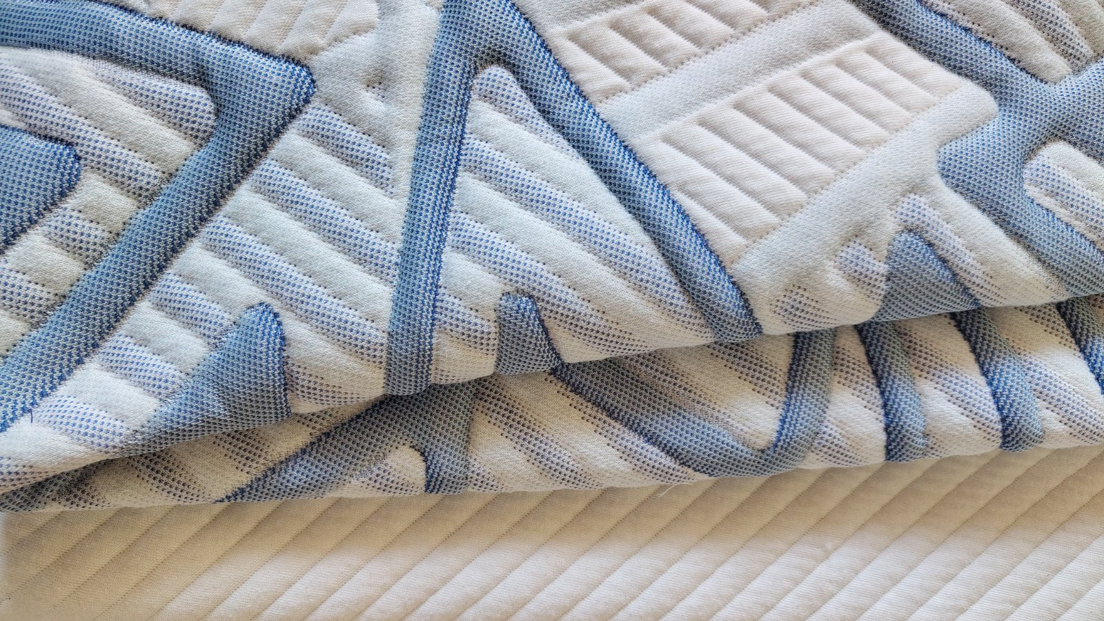 material:witte tijk met hoekenpatroon in blauwen:0